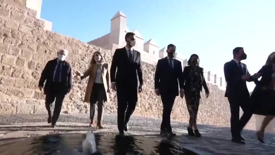 Juanma Moreno preside la reunión ordinaria del Consejo de Gobierno que se celebra en la Alcazaba de Almería