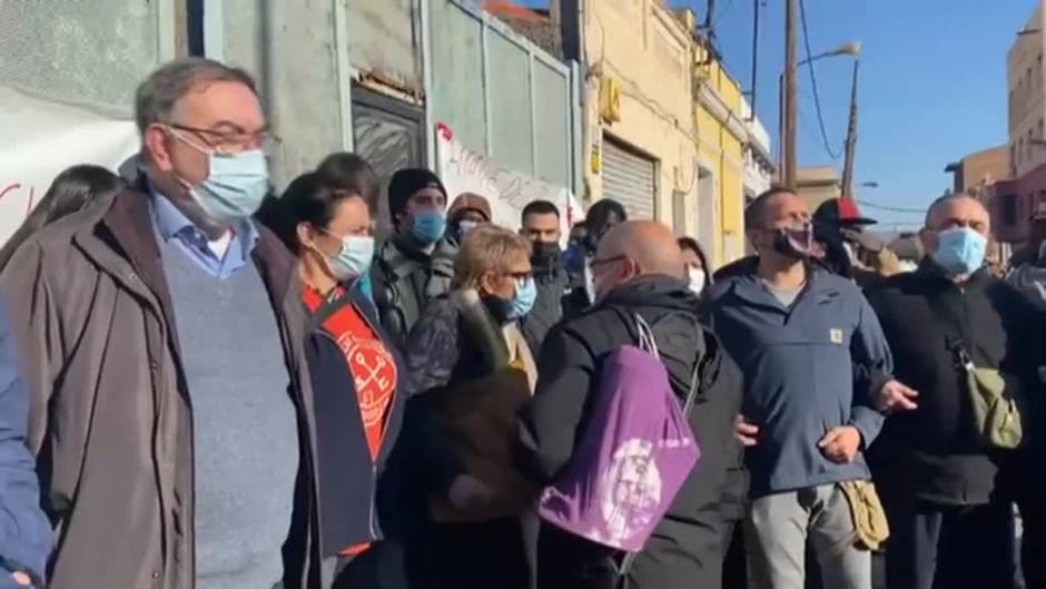 Cargas y tensión en el desalojo de 140 migrantes en Badalona