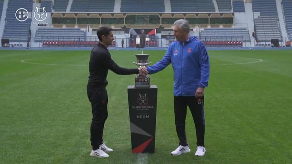 Ancelotti y Marcelino posan con la Supercopa de España en el King Fahd de Riad