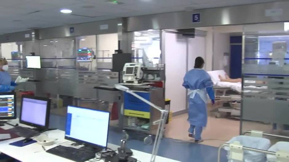 La eclosión de ómicron sube las hospitalizaciones al afectar gravemente a no vacunados y a los que no tienen la tercera dosis