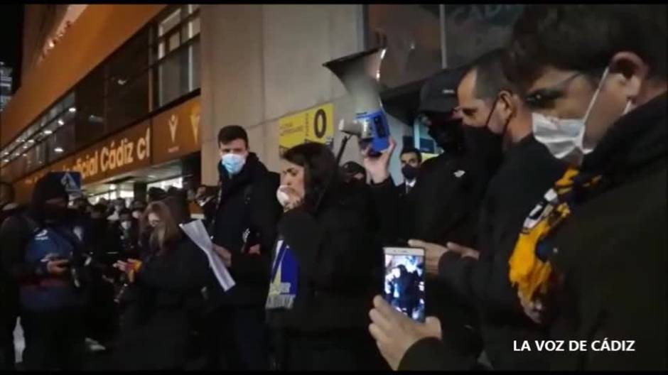 Vídeo: Los hinchas del Cádiz CF piden la dimisión de Vizcaíno