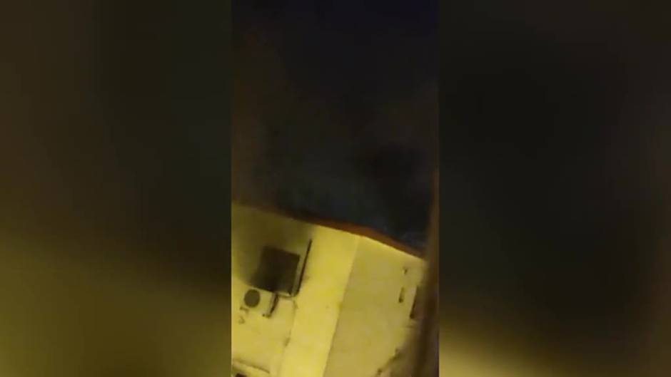 Una mujer salta desde un segundo piso tras quedar atrapada por un incendio en su vivienda