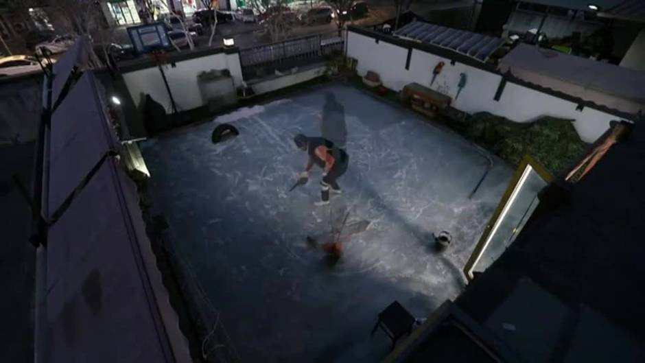 Construye una pista de hielo en su terraza para poder jugar al hockey