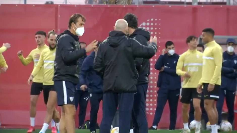 Joan Jordán, centro de todas las miradas en el entrenamiento del Sevilla