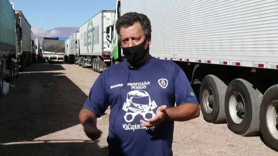 Miles de camioneros varados en la frontera con Chile exigen una solución a la crisis del transporte