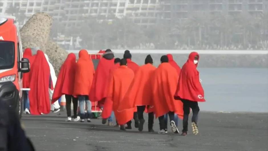 España rescata a 86 inmigrantes a la deriva en dos botes en aguas canarias