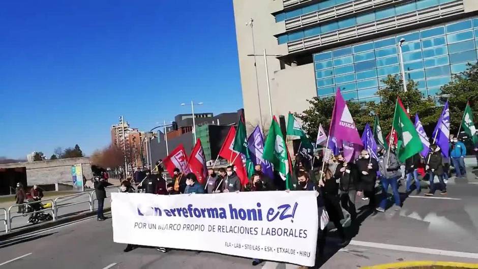Una manifestación rechaza en Pamplona la reforma laboral