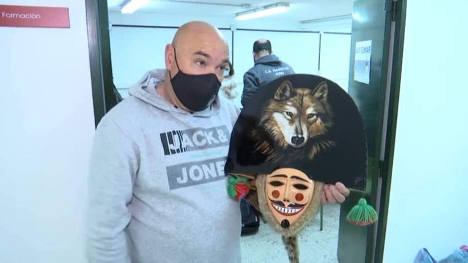 Los cigarrones de Verín salen a la calle para anunciar que se acerca el Carnaval