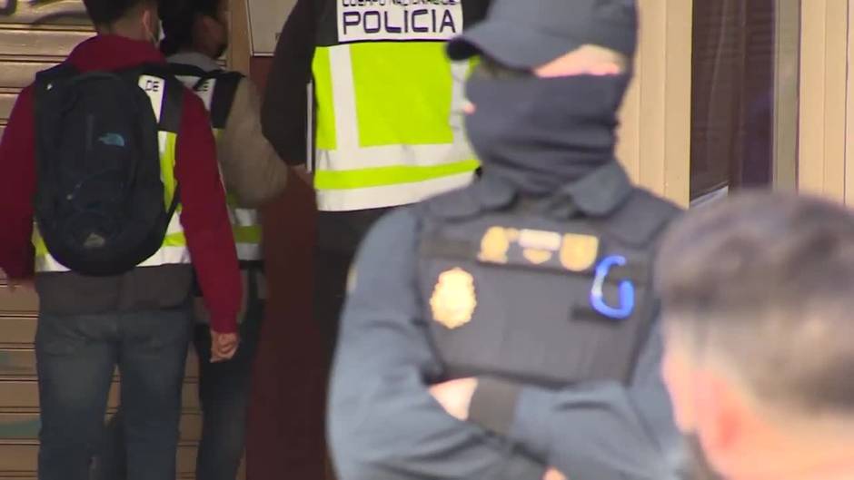 Agentes de la UDEF han detenido al menos 5 personas en el registro al Ayuntamiento de Cornellà