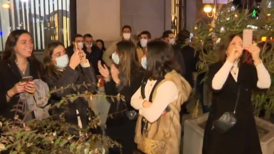 Mandan una corona de flores a Génova con el nombre de Pablo Casado