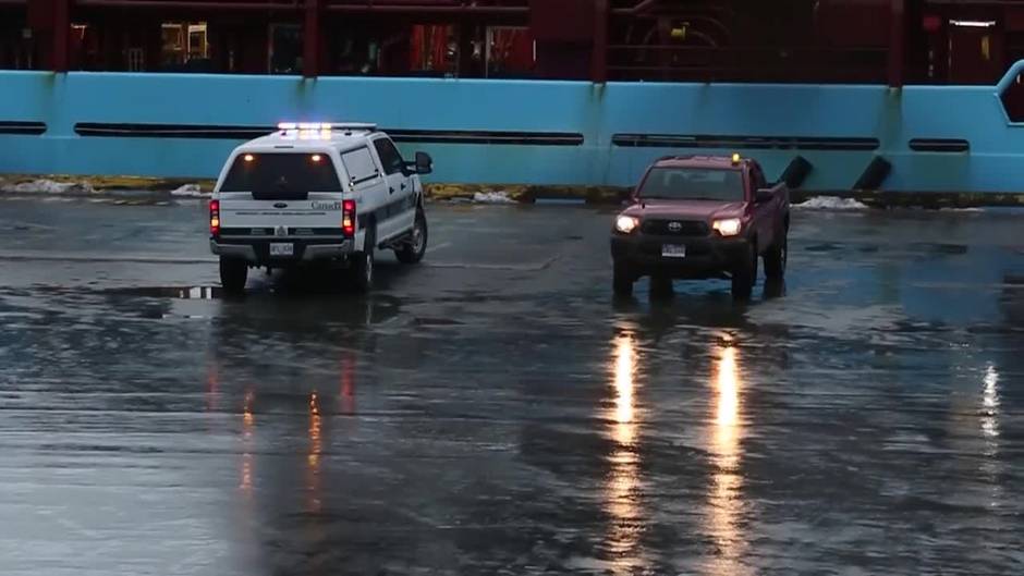 Llega a Terranova el barco que transporta a dos fallecidos del 'Villa de Pitanxo'