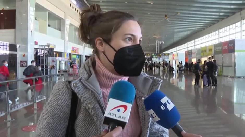 Carla Simón aterriza en Barcelona con el Oso de Oro de Berlín