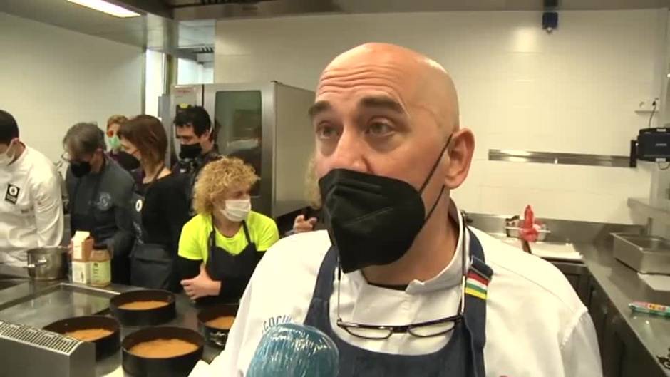 Un cocinero invidente de La Rioja imparte un curso para cocinar sin ver