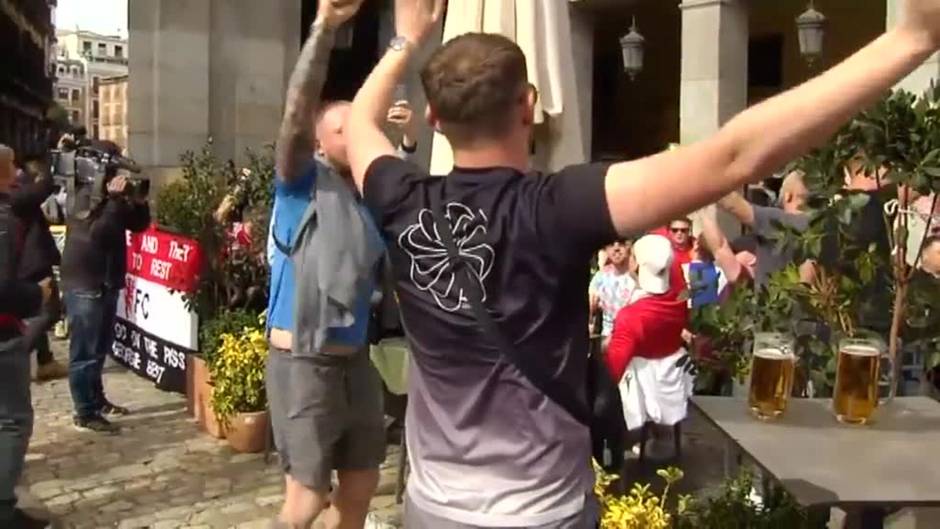 Aficionados del Manchester United disfrutan del centro de Madrid antes del partido