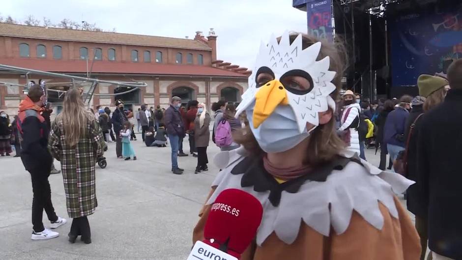 Los madrileños salen de casa para disfrutar del carnaval