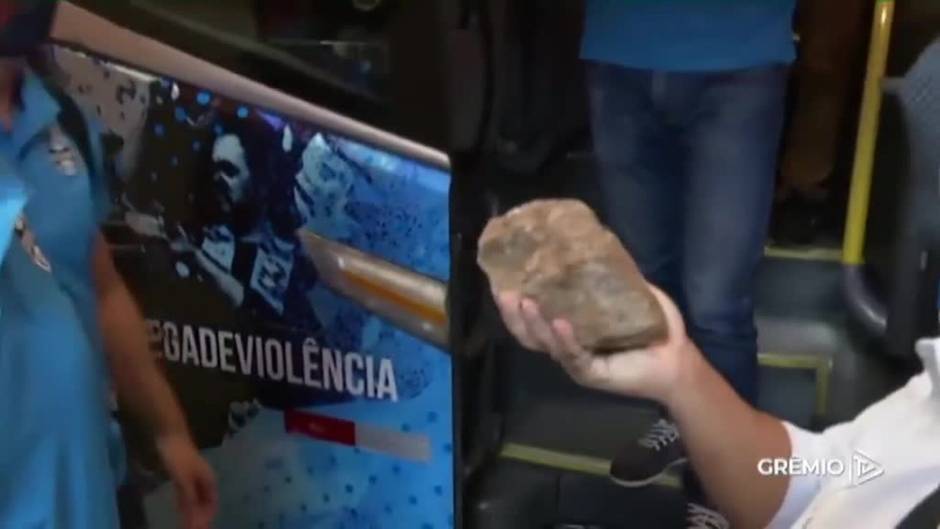 Hinchas descontrolados en Brasil apedrean el autobús de Gremio