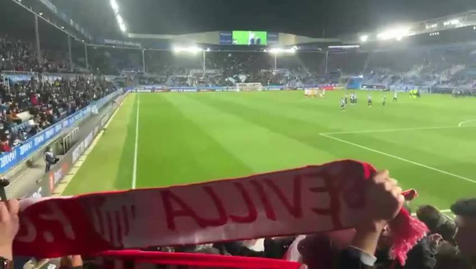 La afición del Sevilla FC arropó a su equipo en Mendizorroza ante el Alavés