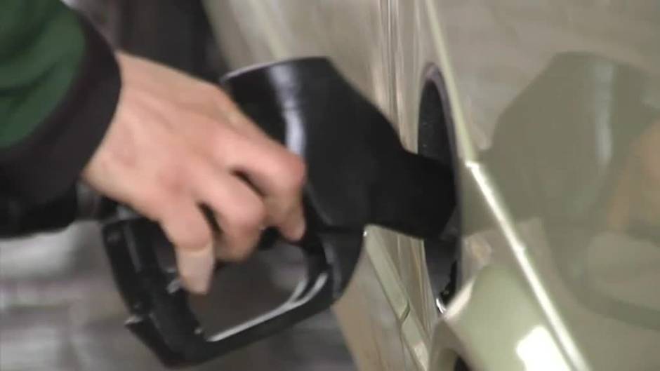 En busca del repostaje más barato: colas en las gasolineras