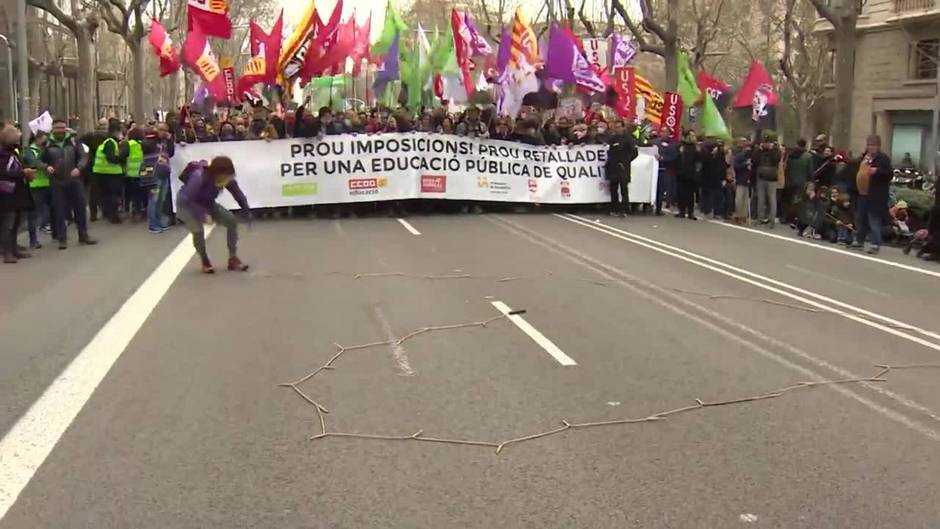 Unas 22.000 personas se manifiestan en Barcelona por la huelga educativa
