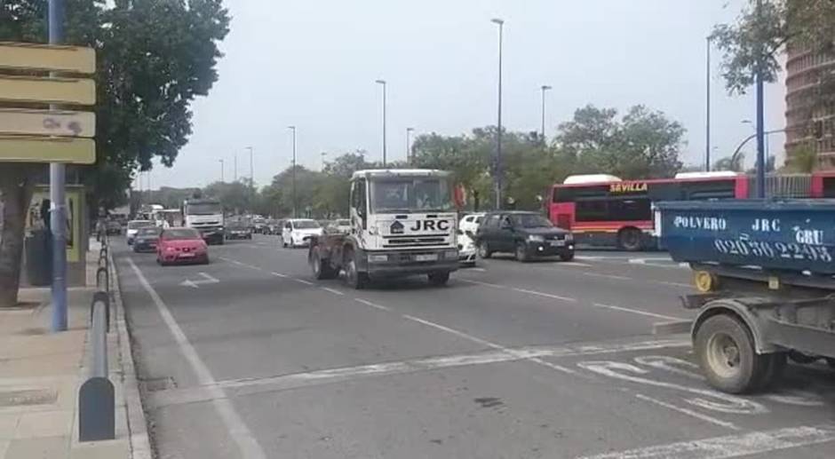 Caravanas de camiones a tráfico lento provocan atascos en la entrada a la capital por el Puente del Patrocinio