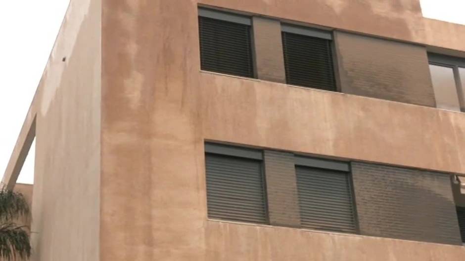 La calima tiñe de naranja las calles de Málaga