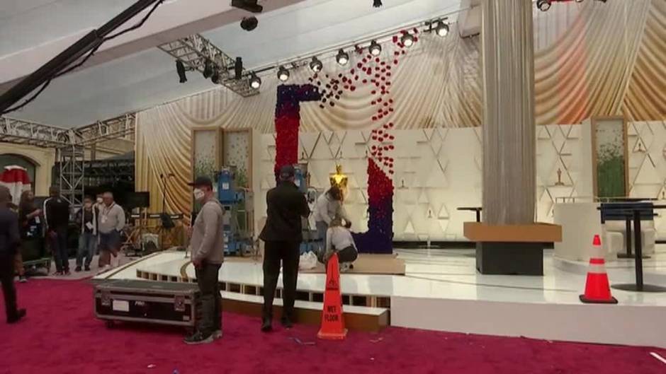 Últimos toques en el Dolby Theatre de Los Ángeles para la entrega de los Oscar