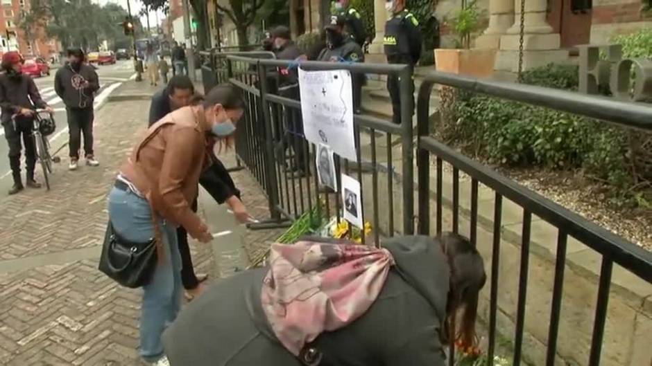 Seguidores de Foo Fighters rinden homenaje a Taylor Hawkins en el hotel donde fue encontrado muerto