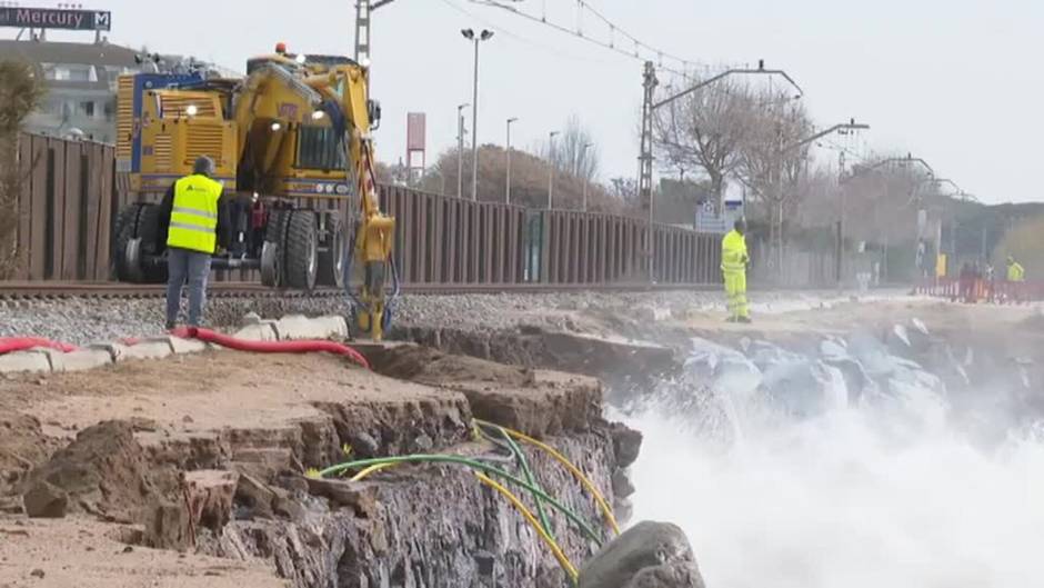 El fuerte oleaje provoca un desprendimiento cerca de las vías de tren en el Maresme
