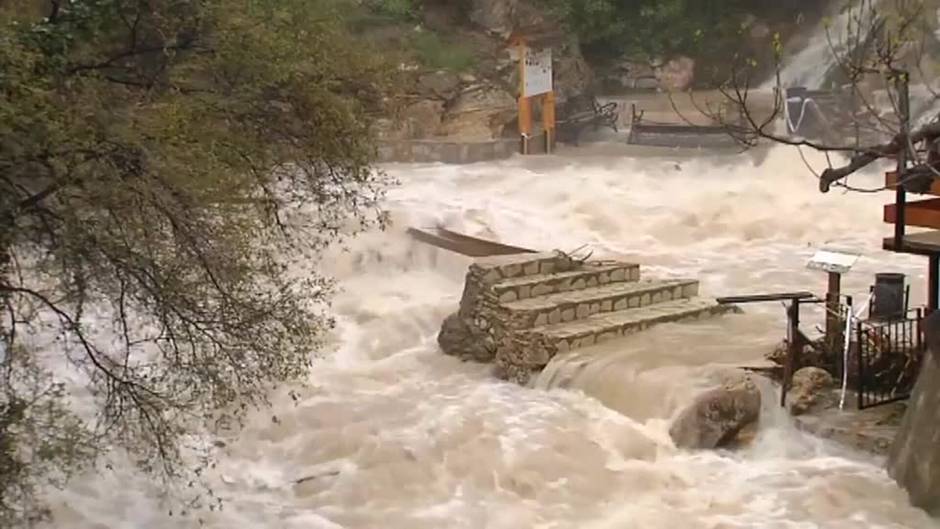 El agua destroza las zonas peatonales en Fuentes del Algar, Alicante