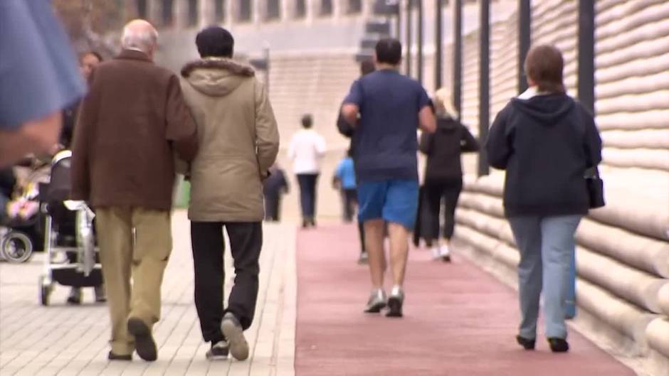 Una lona publicitaria que purifica el aire anuncia la maratón de Madrid