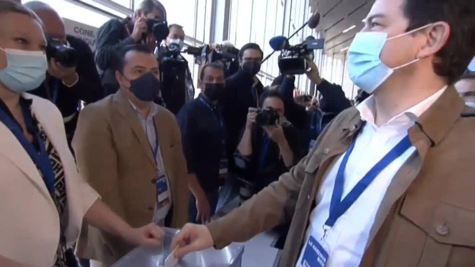 Feijóo vota en el Congreso de Sevilla que ratificará su liderazgo en el partido