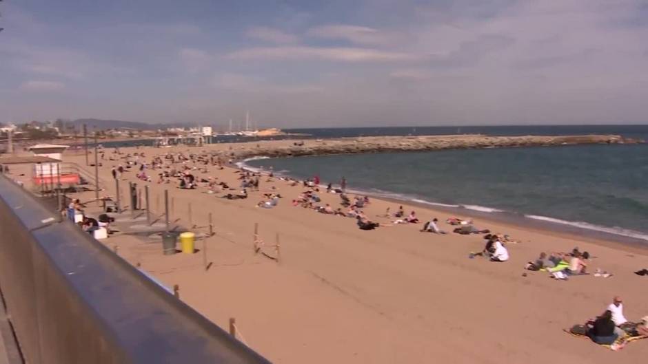 Barcelona prohibirá fumar en todas sus playas a partir de julio