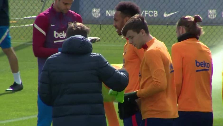 Los jugadores del Barcelona entrenan antes del partido contra el Levante