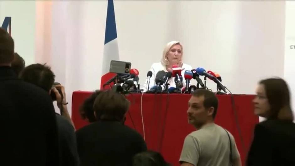 Una activista interrumpe la conferencia de Marine Le Pen en París