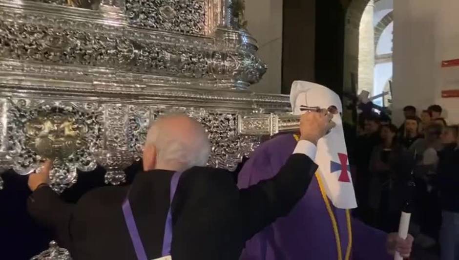 Video: Medinaceli sale de Santa Cruz el Jueves Santo en Cádiz