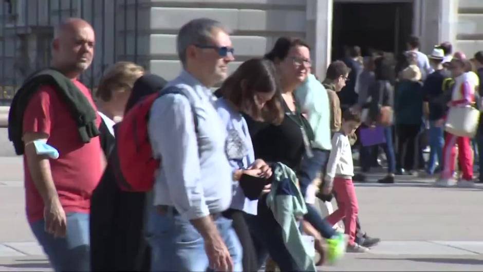 Cientos de turistas disfrutan del Viernes Santo visitando el Palacio Real y la Almudena