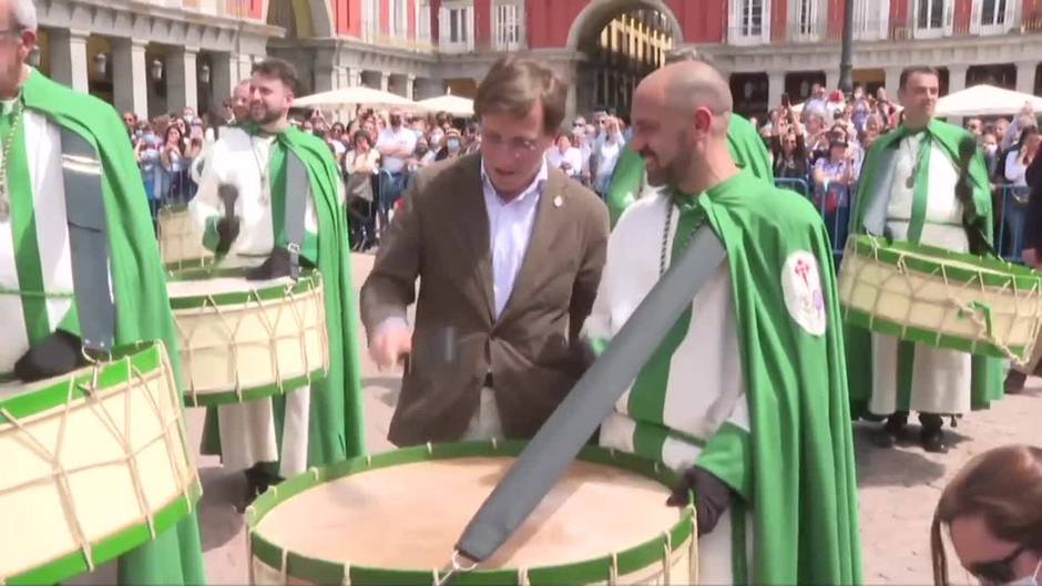 Procesiones y tamborradas ponen el punto y final a la Semana Santa en Madrid