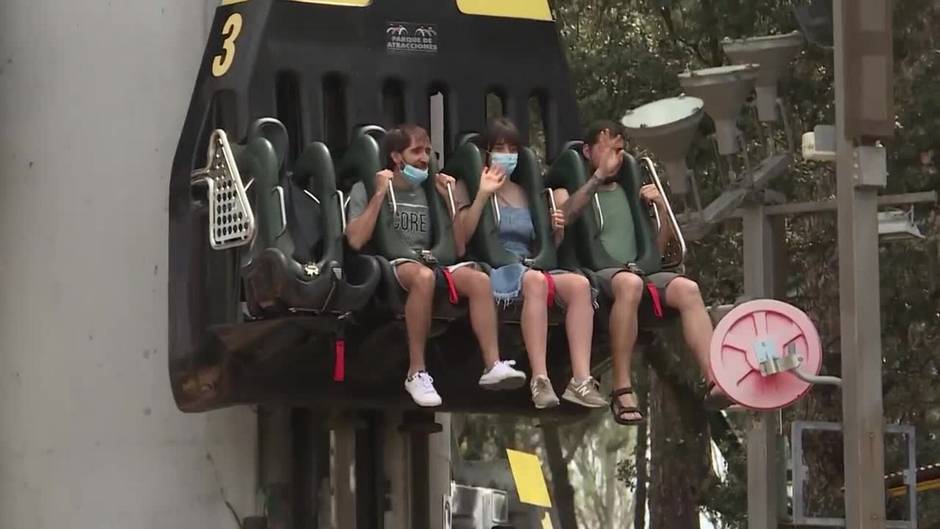 El buen tiempo anima a los turistas a visitar el Parque de Atracciones de Madrid