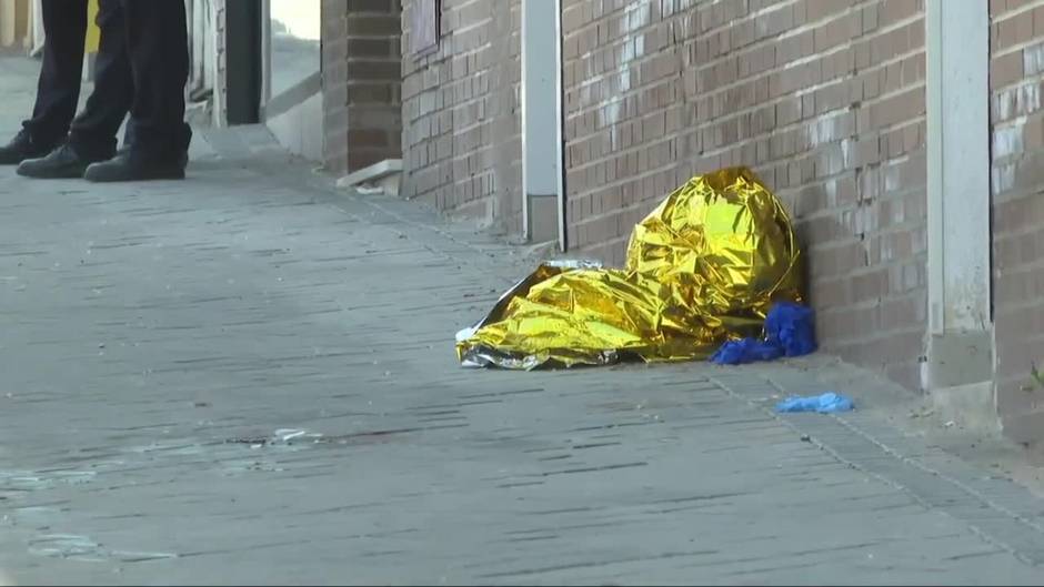 Una mujer mata a una vecina a puñaladas en Madrid y se tira por la ventana