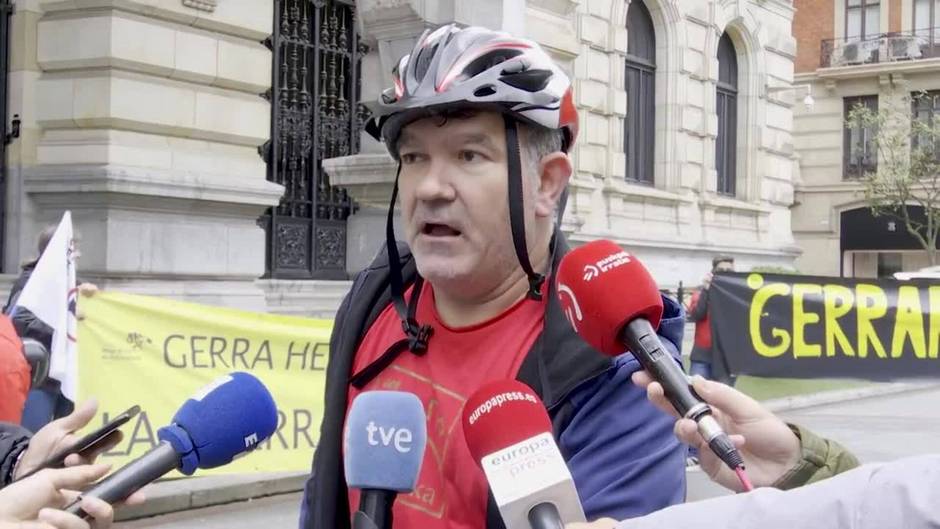 Marcha ciclista en Bilbao por el fin del gasto militar y contra las fábricas de armas vascas