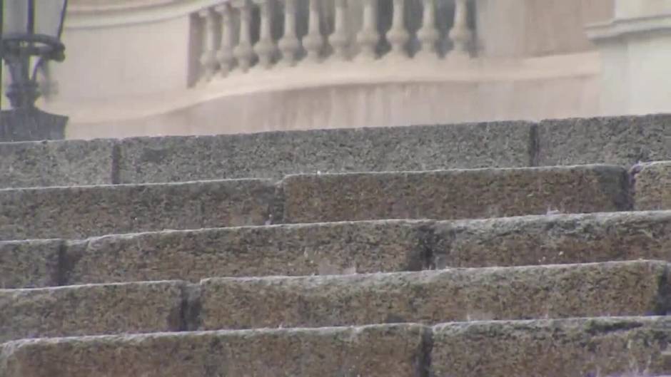 El primer Sant Jordi sin restricciones se celebra entre lluvias