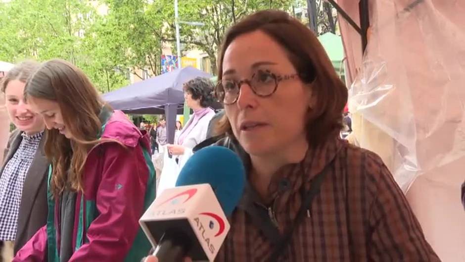 El viento y el granizo se llevan por delante tres paradas de Sant Jordi en Barcelona