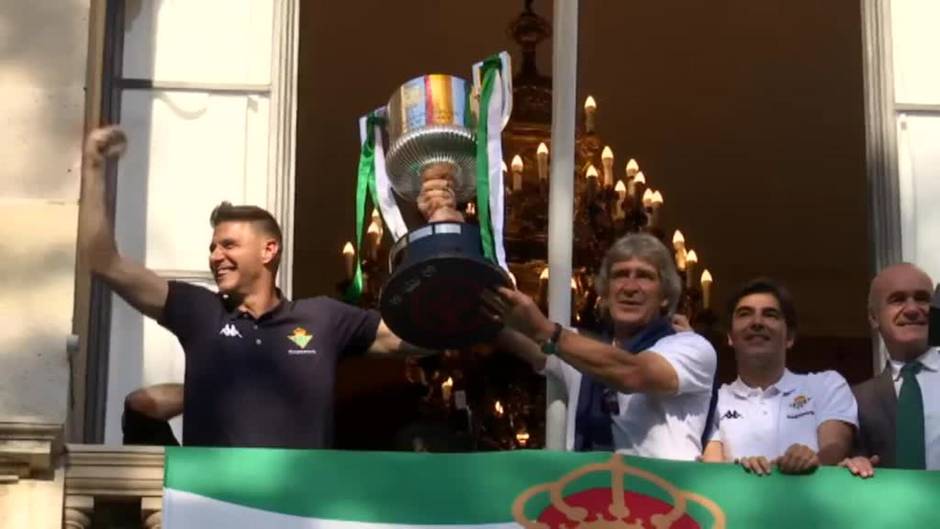 Cánticos de "¡campeones!" a los jugadores del Betis en el balcón del ayuntamiento de Sevilla