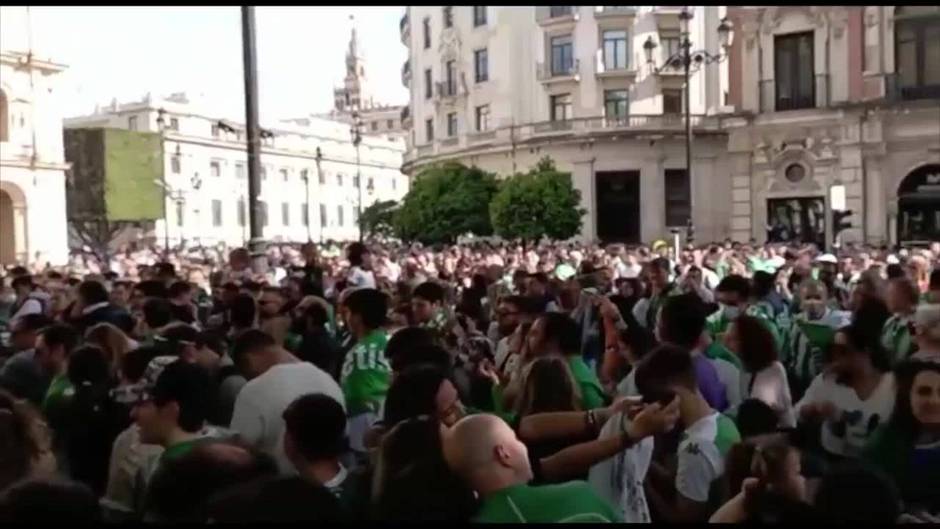 La Plaza Nueva, ya llena de béticos, espera con ansia a los campeones de la Copa del Rey