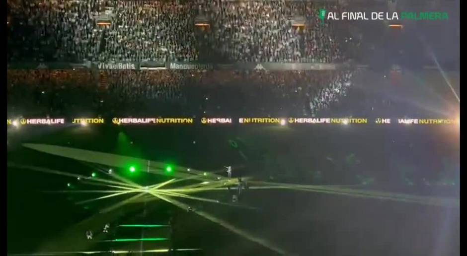 La afición canta Guido Quédate