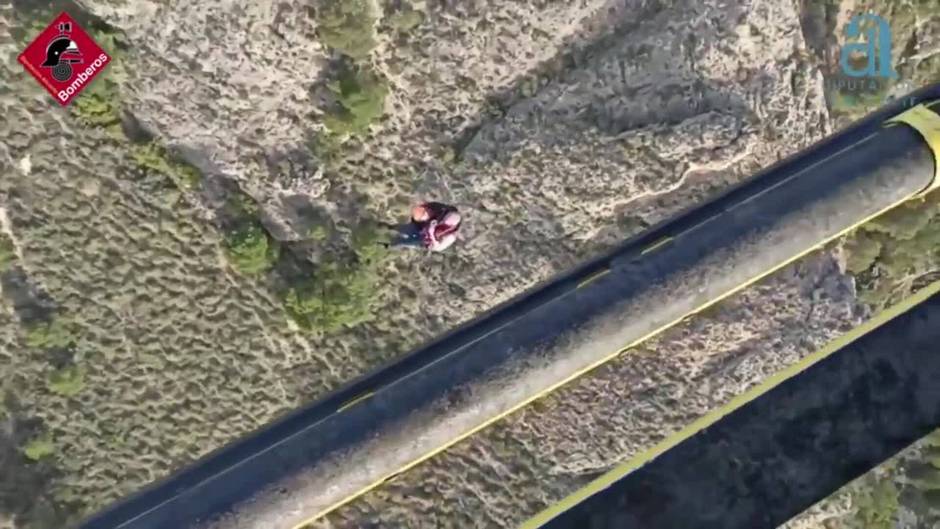 Rescatan a un hombre tras desorientarse y caer por un terraplén en Tibi