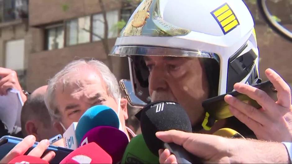Buscan a dos operarios entre los escombros tras la explosión en un edificio de Madrid