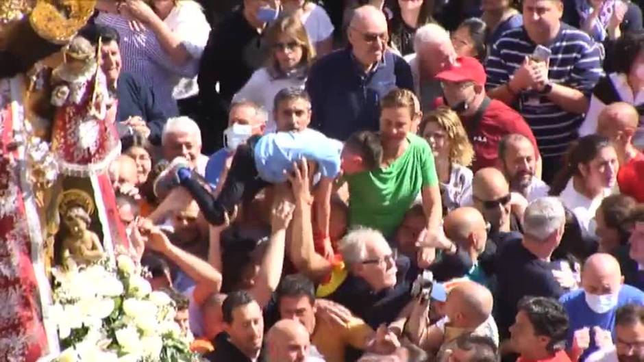 Valencia celebra 'emocionada' el regreso de la Virgen de los Desamparados