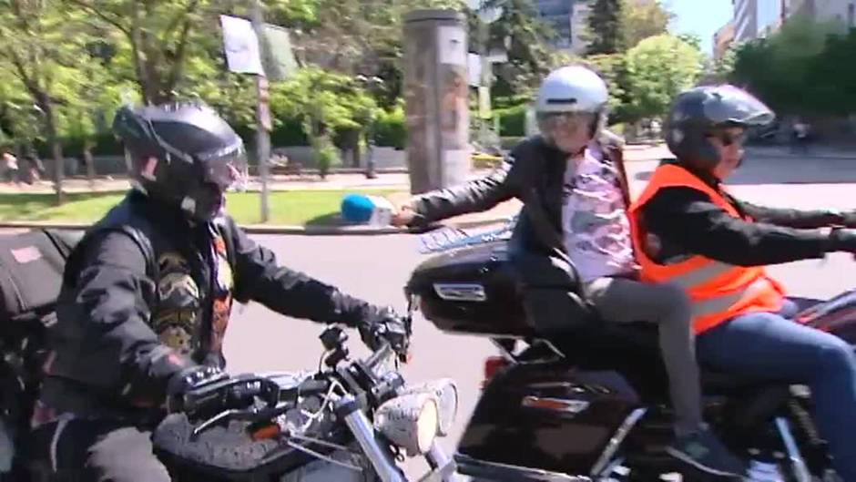 Cientos de amantes de las Harleys se citan en Madrid para compartir su pasión