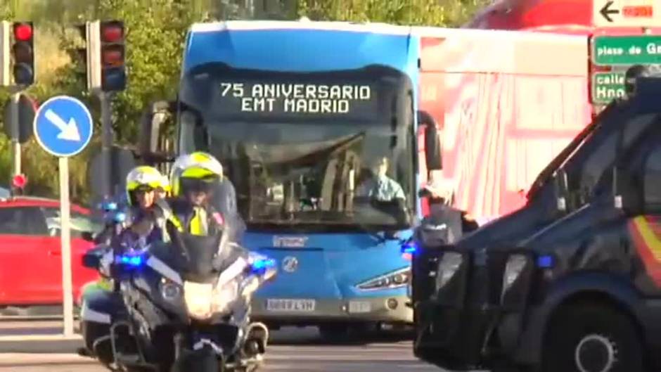 Atlético y Real Madrid llegan al Wanda en autobuses de la EMT